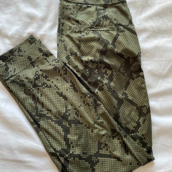 Lululemon Athletica Green Cropped Pants - Picture 6 of 13